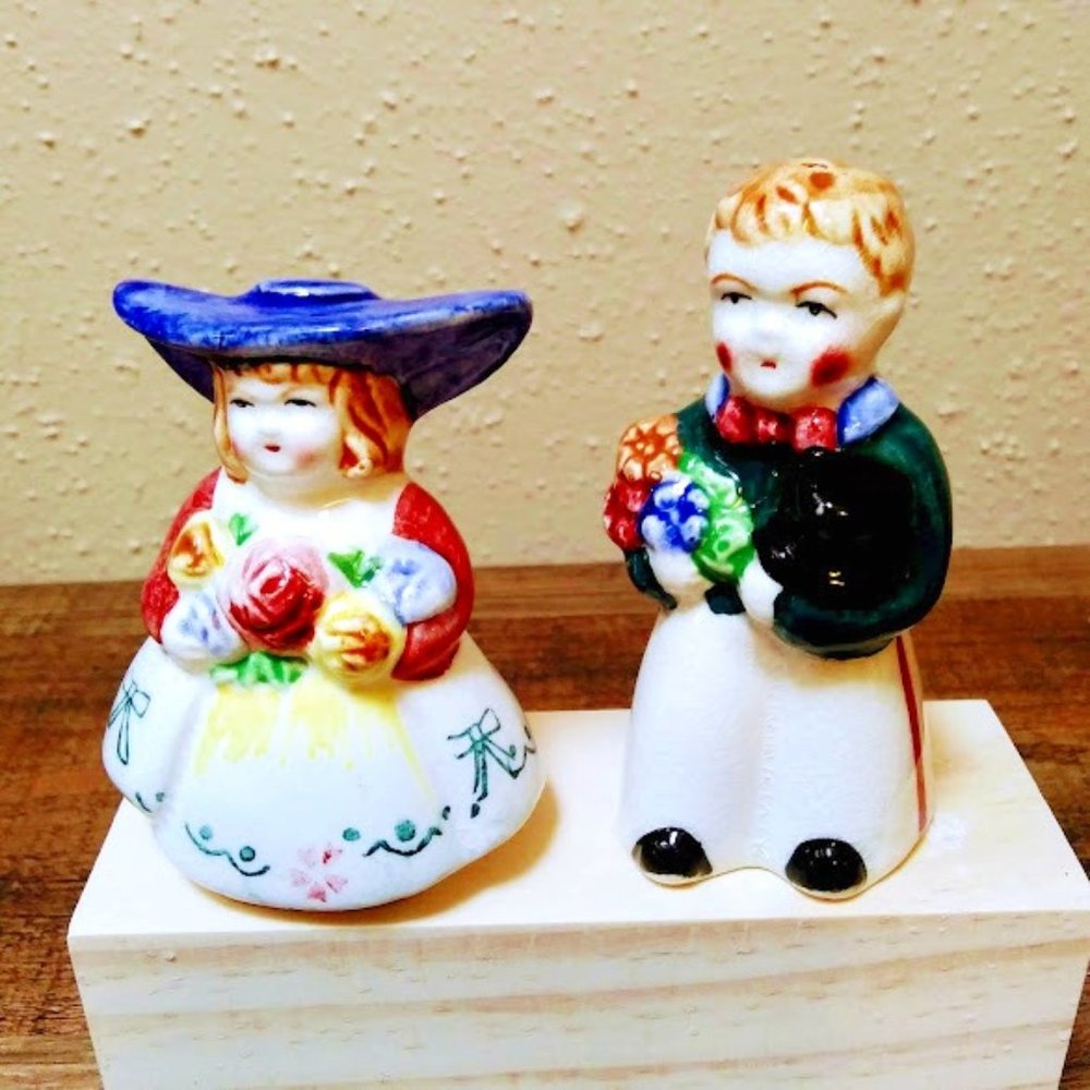SALT & PEPPER SHAKERS*VICTORIAN COUPLE*CERAMIC*VINTAGE JAPAN*